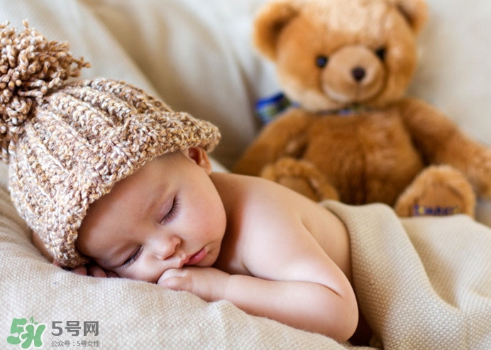 剛出生的寶寶需要枕頭嗎？新生兒需要枕頭定型嗎？