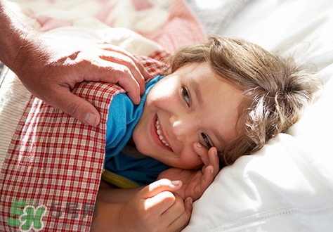 新生兒獨(dú)自睡覺好嗎？新生兒要跟父母睡嗎？