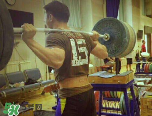 舉重腰帶怎么選擇？舉重腰帶越寬越好嗎？