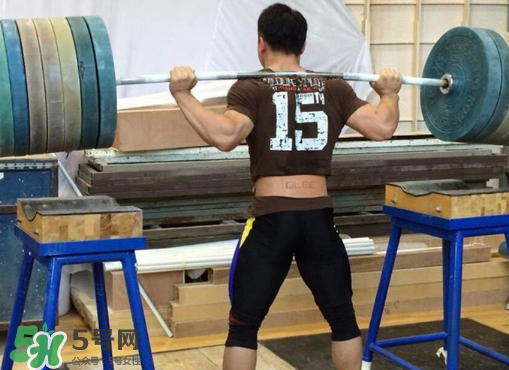 舉重腰帶怎么選擇？舉重腰帶越寬越好嗎？