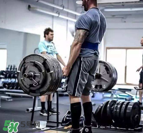 硬拉能練腹肌嗎？硬拉可以練腹肌嗎？