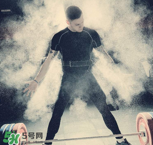 硬拉能練腹肌嗎？硬拉可以練腹肌嗎？