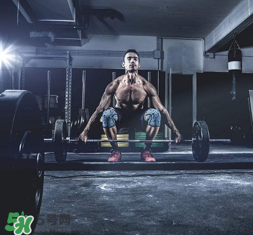 硬拉能練腹肌嗎？硬拉可以練腹肌嗎？