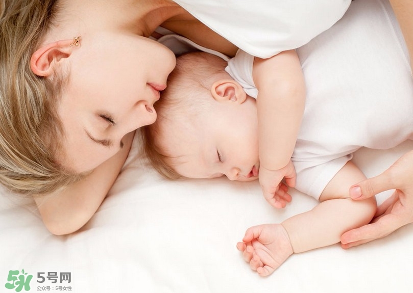 母乳喂養(yǎng)的寶寶需要喂水嗎？母乳喂養(yǎng)的重要性