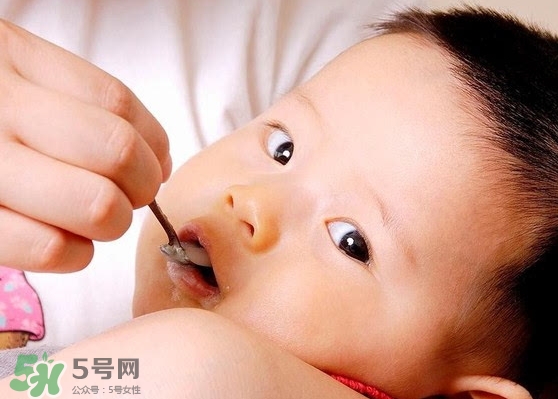 母乳喂養(yǎng)胸部會變形嗎？如何避免產(chǎn)后乳房變形？