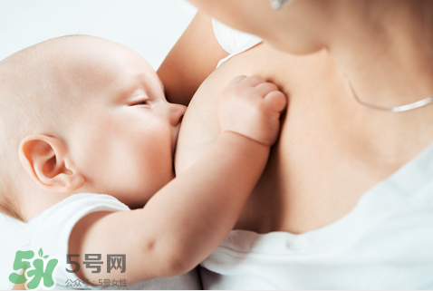 母乳喂養(yǎng)胸部會變形嗎？如何避免產(chǎn)后乳房變形？