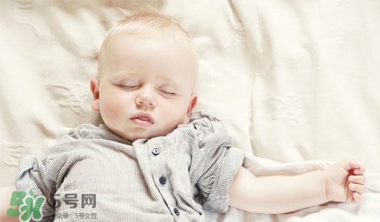 寶寶睡覺頭出汗是熱嗎？寶寶睡覺頭出汗是怎么回事？