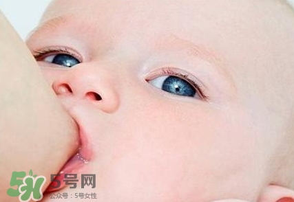 母乳喂養(yǎng)的寶寶大便怎樣正常？母乳喂養(yǎng)的寶寶需要補(bǔ)鈣嗎？