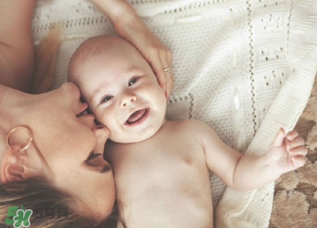 新生兒獨(dú)自睡覺好嗎？新生兒要跟父母睡嗎？