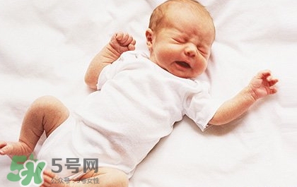 寶寶晚上哭鬧是怎么回事？寶寶晚上哭鬧不睡覺怎么辦？