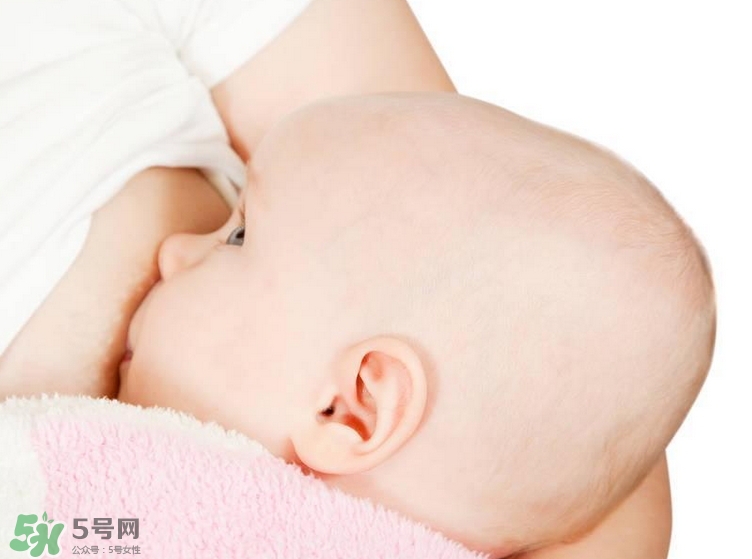 母乳喂養(yǎng)的寶寶大便怎樣正常？母乳喂養(yǎng)的寶寶需要補(bǔ)鈣嗎？