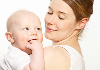 母乳喂養(yǎng)胸部會變形嗎？如何避免產(chǎn)后乳房變形？