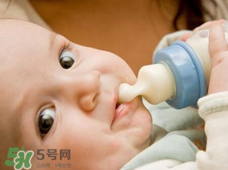 寶寶睡覺吃奶好嗎？寶寶睡覺吃奶怎么辦？