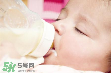 寶寶睡覺吃奶好嗎？寶寶睡覺吃奶怎么辦？