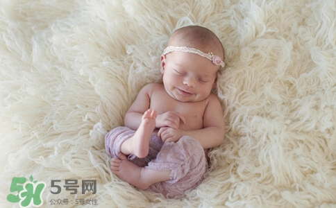 寶寶睡覺頭出汗是熱嗎？寶寶睡覺頭出汗是怎么回事？