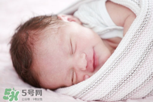 寶寶睡覺頭出汗是熱嗎？寶寶睡覺頭出汗是怎么回事？