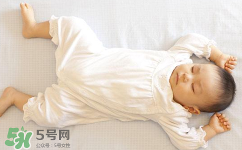寶寶睡覺突然大哭是什么原因？寶寶睡覺突然哭醒怎么辦？