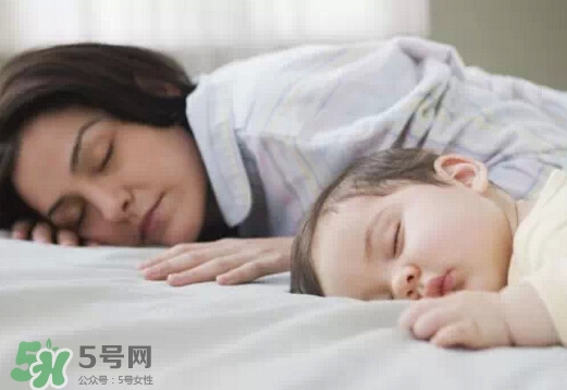 寶寶睡覺出汗多是什么原因？寶寶睡覺的常見誤區(qū)