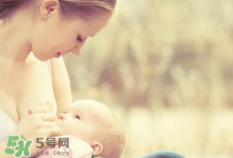 母乳喂養(yǎng)的寶寶大便怎樣正常？母乳喂養(yǎng)的寶寶需要補(bǔ)鈣嗎？