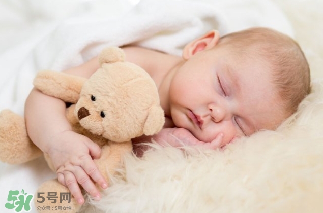 剛出生的寶寶需要枕頭嗎？新生兒需要枕頭定型嗎？