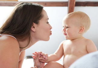 新生兒獨(dú)自睡覺好嗎？新生兒要跟父母睡嗎？