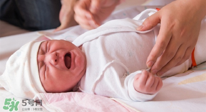 寶寶睡覺(jué)突然大哭是什么原因？寶寶睡覺(jué)突然哭醒怎么辦？