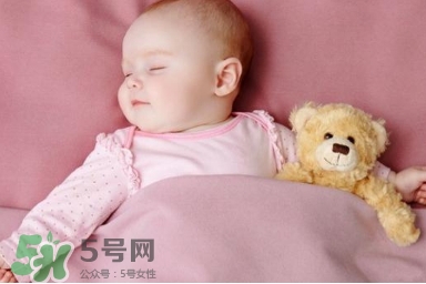 母乳喂養(yǎng)的寶寶需要喂水嗎？母乳喂養(yǎng)的重要性