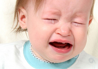 寶寶晚上哭鬧是怎么回事？寶寶晚上哭鬧不睡覺怎么辦？