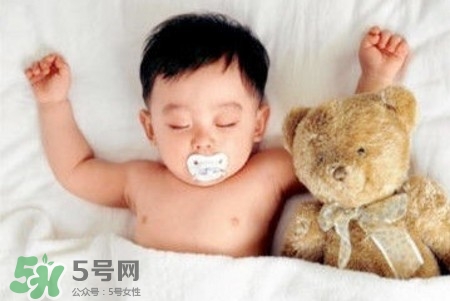 寶寶睡覺出汗多還要蓋被嗎？寶寶睡覺出汗多怎么辦？