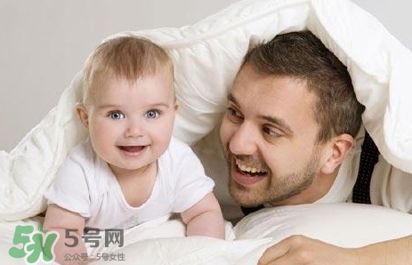 寶寶晚上哭鬧是怎么回事？寶寶晚上哭鬧不睡覺怎么辦？