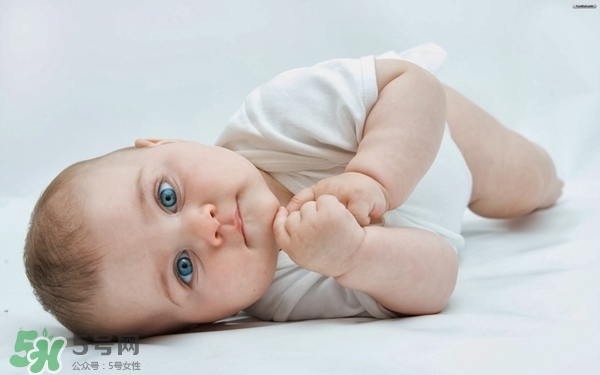 寶寶睡覺搖頭怎么回事？寶寶睡覺搖頭是缺鈣嗎？