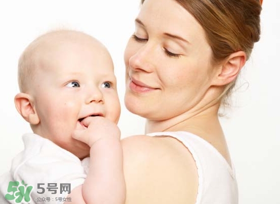 母乳喂養(yǎng)胸部會變形嗎？如何避免產(chǎn)后乳房變形？