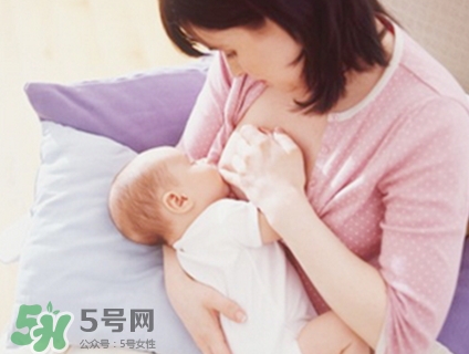 母乳喂養(yǎng)的寶寶大便怎樣正常？母乳喂養(yǎng)的寶寶需要補(bǔ)鈣嗎？