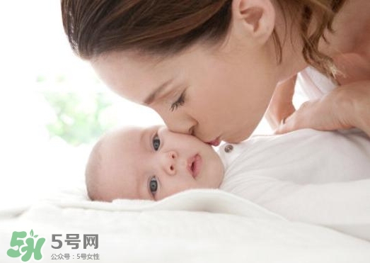 新生兒獨(dú)自睡覺好嗎？新生兒要跟父母睡嗎？