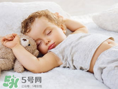 寶寶睡覺出汗多是什么原因？寶寶睡覺的常見誤區(qū)
