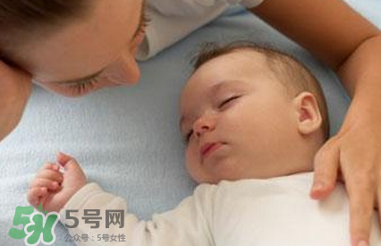 寶寶睡覺搖頭怎么回事？寶寶睡覺搖頭是缺鈣嗎？