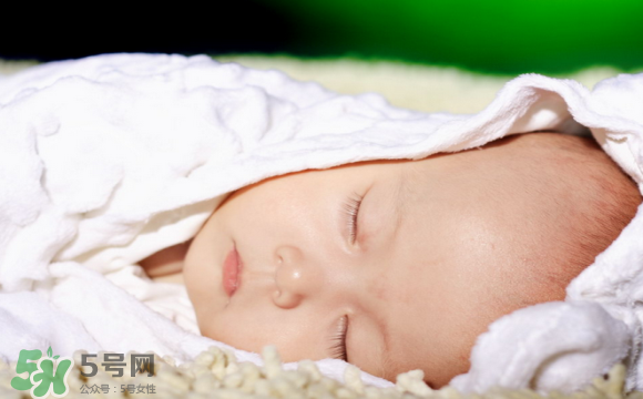 寶寶睡覺頭出汗是熱嗎？寶寶睡覺頭出汗是怎么回事？