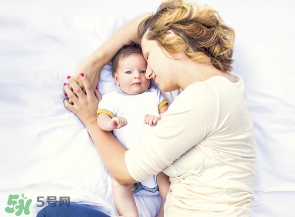 新生兒獨(dú)自睡覺好嗎？新生兒要跟父母睡嗎？