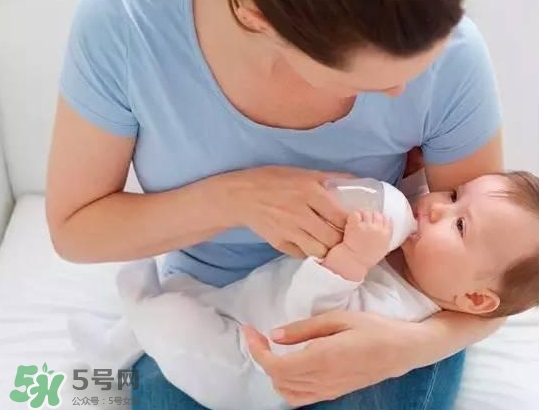 母乳喂養(yǎng)的寶寶需要喂水嗎？母乳喂養(yǎng)的重要性