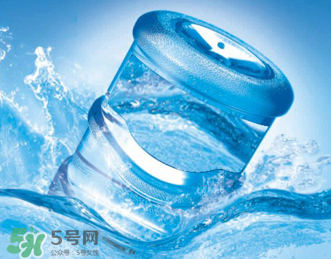 久置的桶裝水會(huì)讓人中毒?關(guān)于桶裝水的幾大謠言 久置的桶裝水會(huì)讓人中毒?關(guān)于桶裝水的幾大謠言