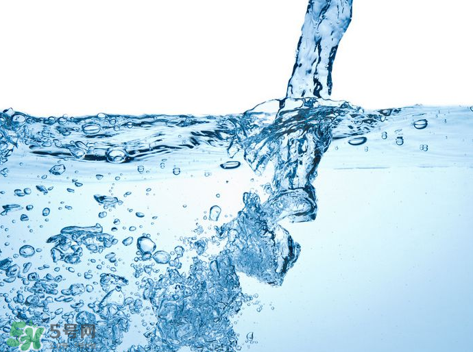 久置的桶裝水會(huì)讓人中毒?關(guān)于桶裝水的幾大謠言 久置的桶裝水會(huì)讓人中毒?關(guān)于桶裝水的幾大謠言