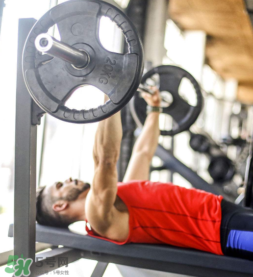臥推怎么加重量？臥推力量提升竅門