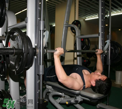 臥推怎么加重量？臥推力量提升竅門