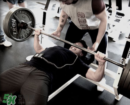 臥推怎么用胸肌發(fā)力？臥推發(fā)力技巧