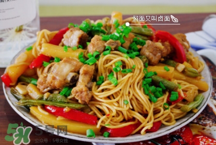 土豆豆角排骨燜面條的做法 土豆豆角排骨燜面條的做法