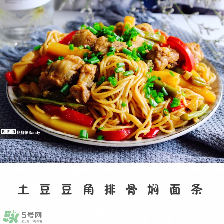 土豆豆角排骨燜面條的做法 土豆豆角排骨燜面條的做法