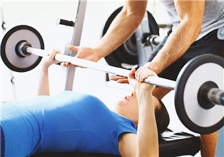 臥推多少公斤合格？臥推高手重量曝光