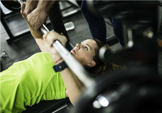 臥推怎么呼吸？臥推這樣呼吸就對(duì)了