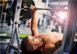 臥推怎么加重量？臥推力量提升竅門(mén)