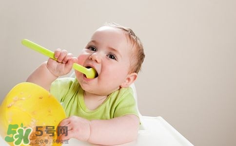 寶寶發(fā)燒出汗可以蓋被子嗎？寶寶發(fā)燒出汗了會(huì)退燒嗎？